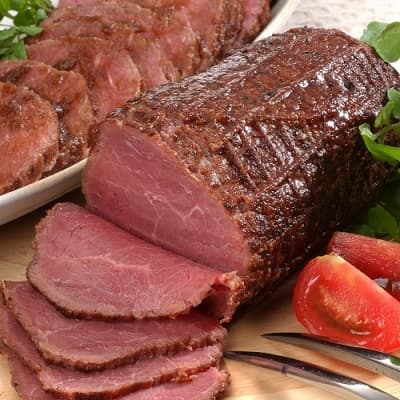 赤ワインに漬込んで綺麗な赤身のローストビーフ