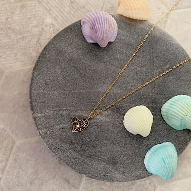 台の上に置かれたハートのチャームが可愛いFairy Taleネックレス