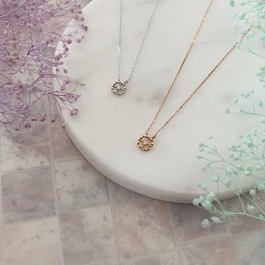 テーブルにそっと置かれたプティネックレス トロワ