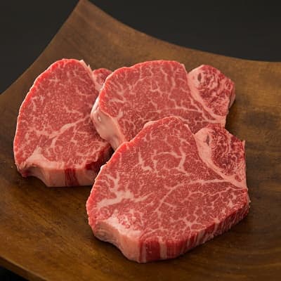 厚みがあり、霜が綺麗な三田牛ヒレステーキ肉