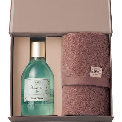 ギフトBOXに入ったグリーンのシャワーオイルとブラウンのタオル