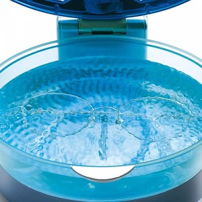 sonic washerでメガネを洗浄中