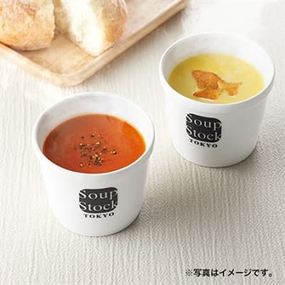 スープストックトーキョーのスープをカップに注いだイメージ
