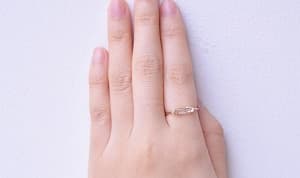 左手人差し指に嵌めた美しい クリスタル・リング