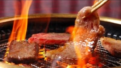 松阪牛特上カルビ肉を網で焼いている 