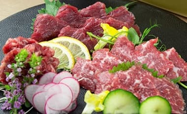 黒いお皿に盛られた美味しそうな3種スライスセット