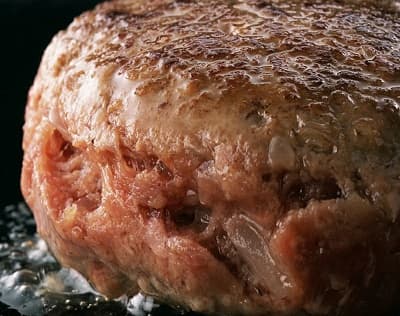 肉汁がにじみ出ている美味しそうな但馬牛ハンバーグ