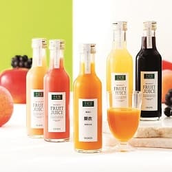テーブルに並べた名入れフルーツジュース飲み比べ5本セット