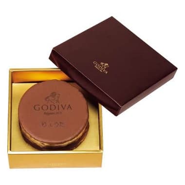 ギフトボックスに入ったホールのゴディバチョコレートケーキ