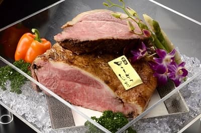 透明なショーケースに綺麗に飾られた静岡育ちローストビーフ