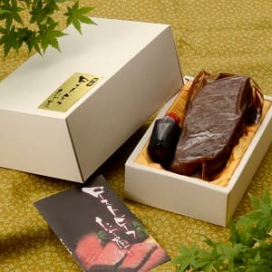 箱に詰められた高級感のある特選黒毛和牛ローストビーフ