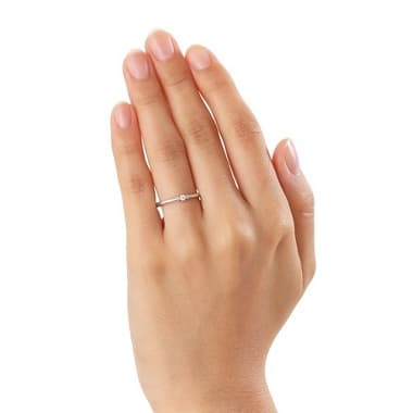 左手薬指に嵌めたシルバーのディズニー 隠れミッキー ペアリング