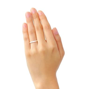 左手薬指に嵌めた ディズニー ミッキー&ミニー / シルバー ペア リング