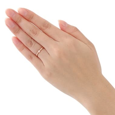 左手薬指に嵌めたディズニープリンセス ベル ペアリング ピンク