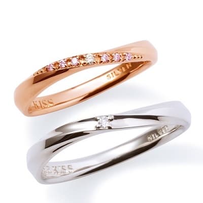 メンズがシルバーカラーの美しいウェーブのペアリング