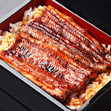 四角い重箱の美味しそうな うな重