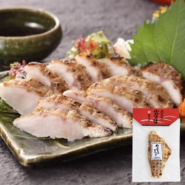 四角い大皿に盛られた美味しそうなのどぐろのタタキスライス