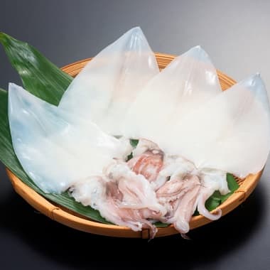 ざるに並べられたイカ一夜干し4枚