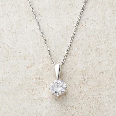 全体的にシルバー調のホワイトゴールドペンダント