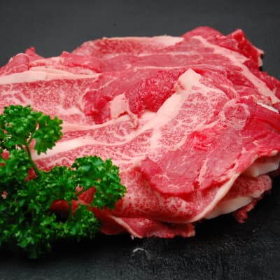 赤い色が美しい米沢牛の切り落とし肉