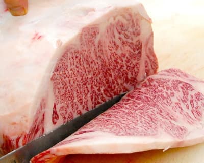 米沢牛のブロックを包丁でスライスしている所