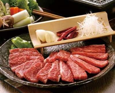 丸い高級なお皿に盛られた米沢牛焼肉用お肉