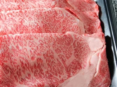 きめの細かい霜の入った美味しそうな米沢牛すき焼き用お肉